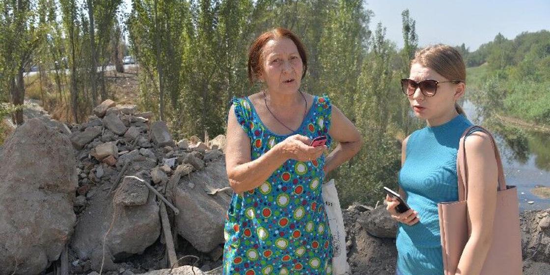 Тонны опасного мусора вываливают в водоем на въезде в Алматы