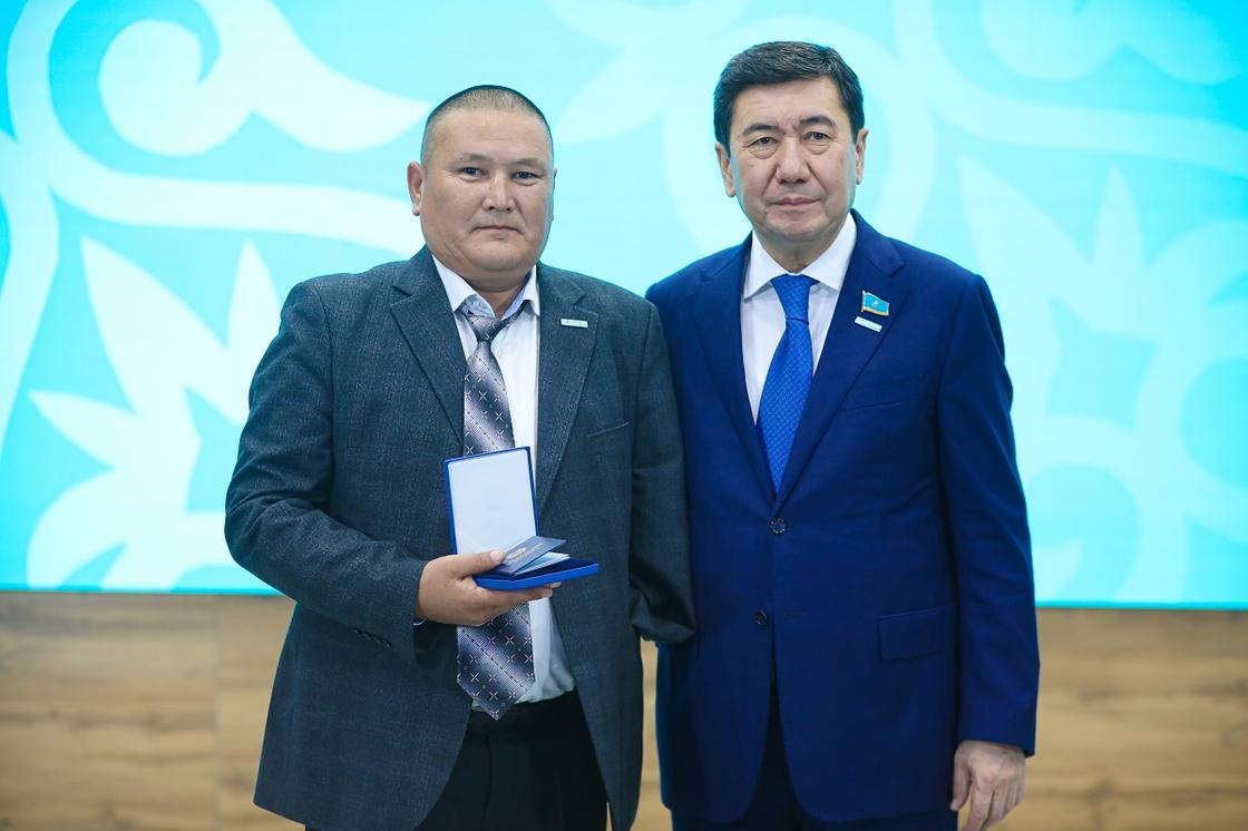 Медалью «Ерен еңбегі үшін» награжден Нурлыбек Байменов