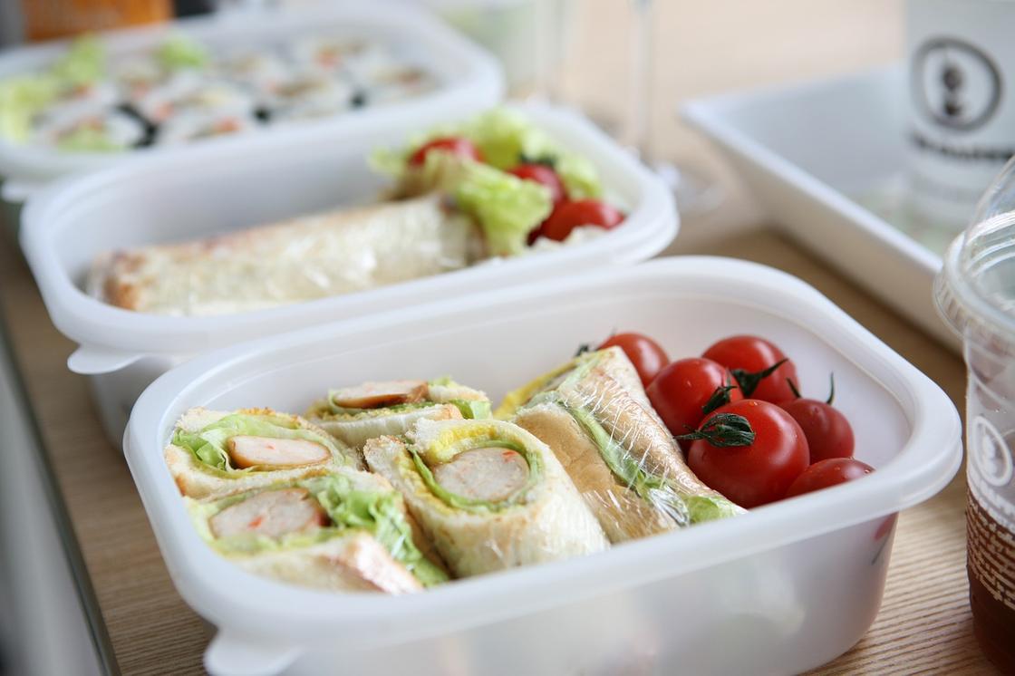 Пластиковые контейнеры с готовыми сэндвичами