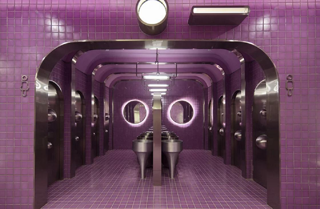 Общественный туалет лилового цвета в космическом стиле