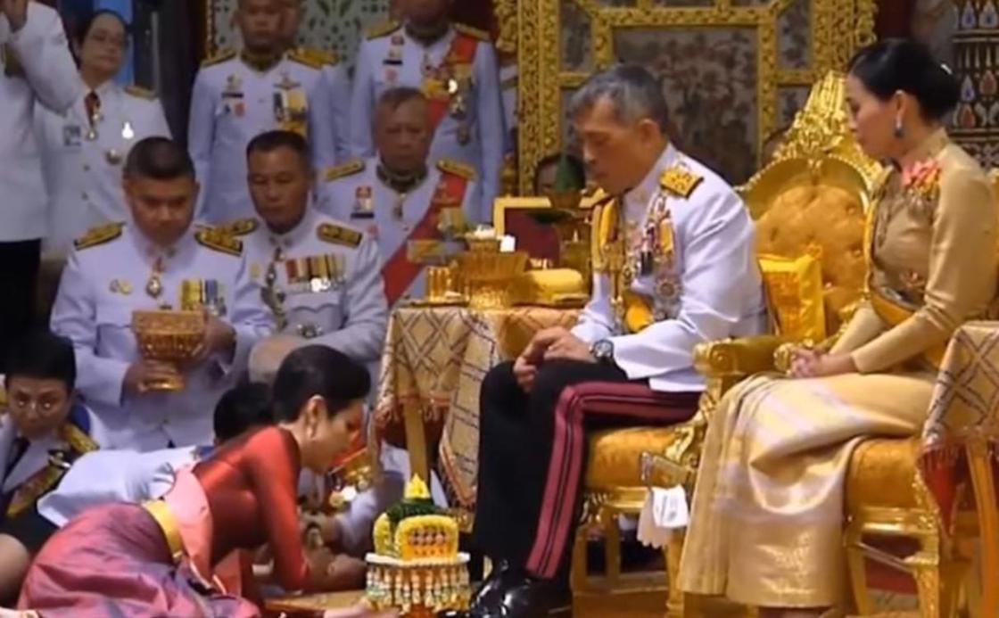 Женатый король Таиланда официально женился на своей любовнице (фото, видео)