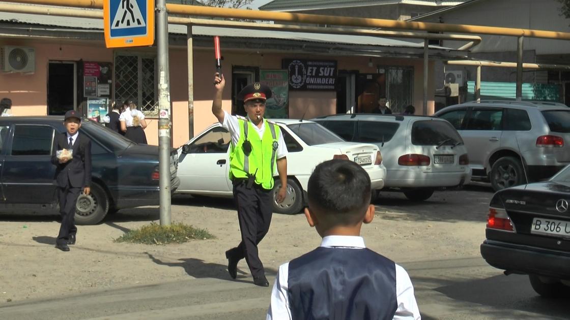 Полицейские Алматы применили жезлы для безопасности школьников на дорогах