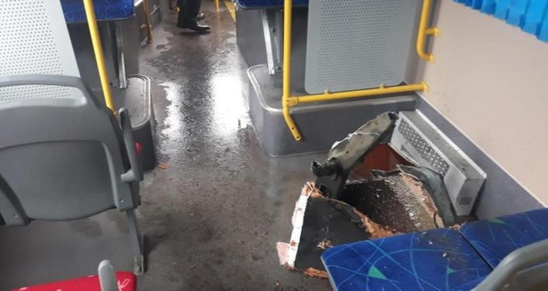 Крышка люка пробила днище автобуса в Алматы: названы причины ЧП