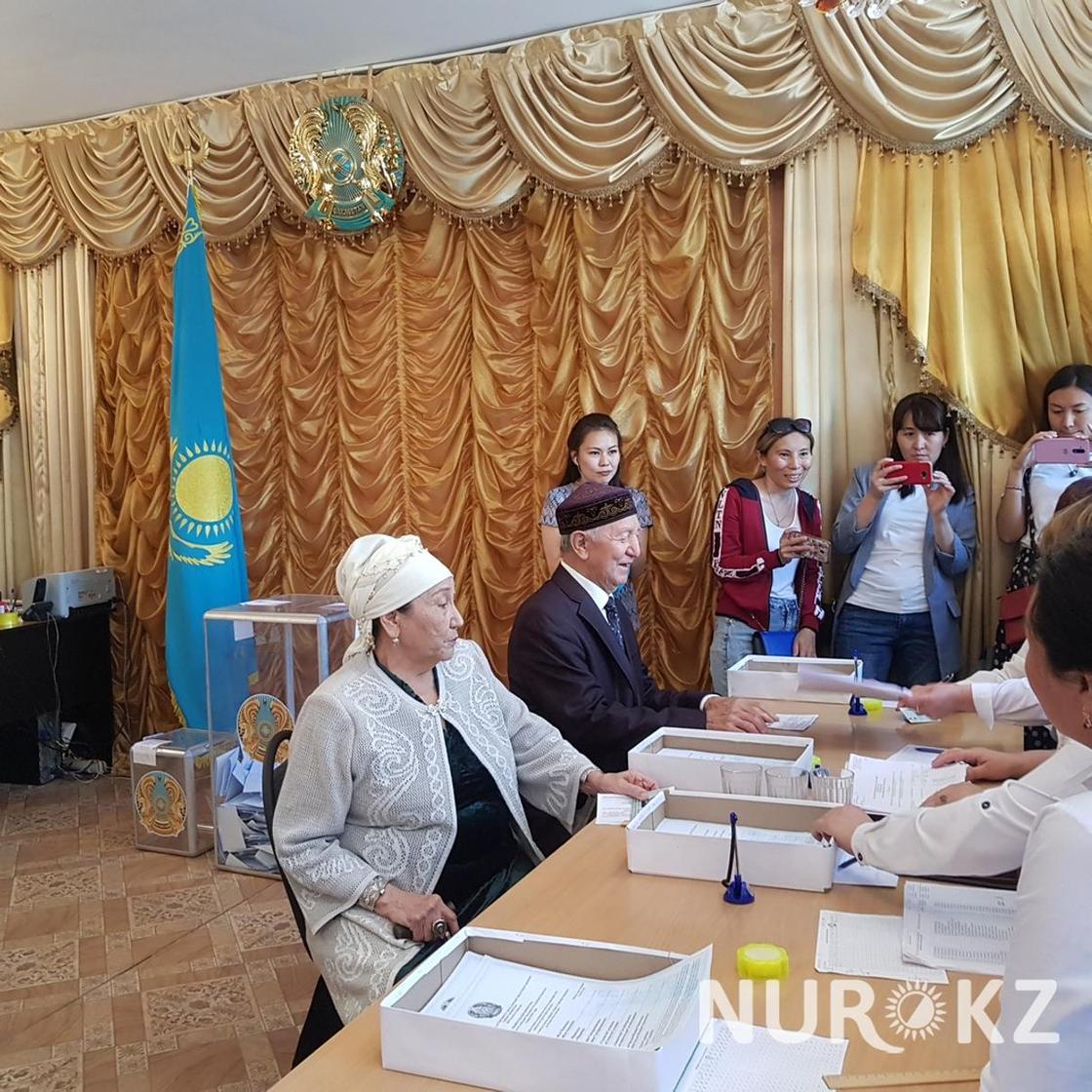 Димаштың әжесі әншінің әлі күнге қасында жатып еркелейтінін айтып қойды Димаштың әжесі әншінің әлі күнге қасында жатып еркелейтінін айтып қойды