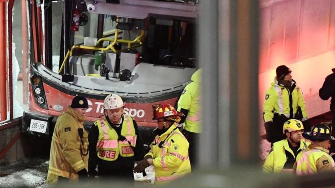 Автобус врезался в остановку в Канаде. Три человека погибли, десятки ранены