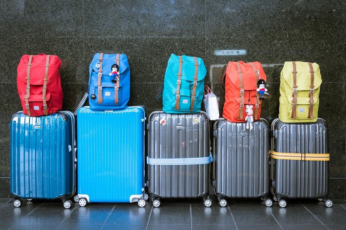 Рюкзаки поставлены на чемоданы