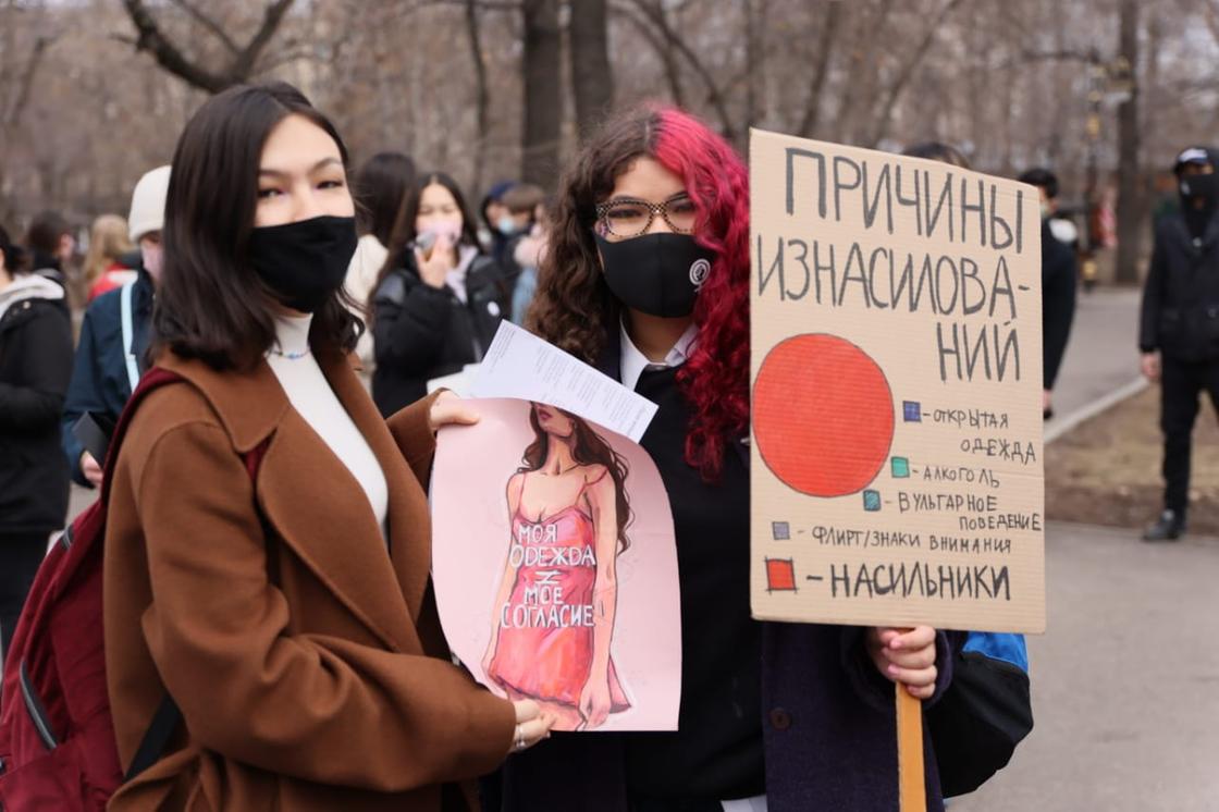 Парень заехал в митинг феминисток. Митинг феминисток в Алматы. Феминизм митинг. Марш феминисток. Маш фементсток.