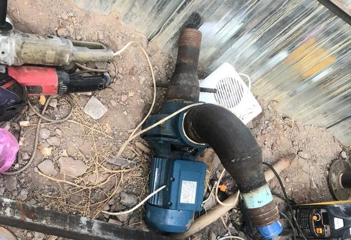 Подпольную трубу для перекачки ГСМ из Казахстана в Кыргызстан нашли в Чуйской области Подпольную трубу для перекачки ГСМ из Казахстана в Кыргызстан нашли в Чуйской области