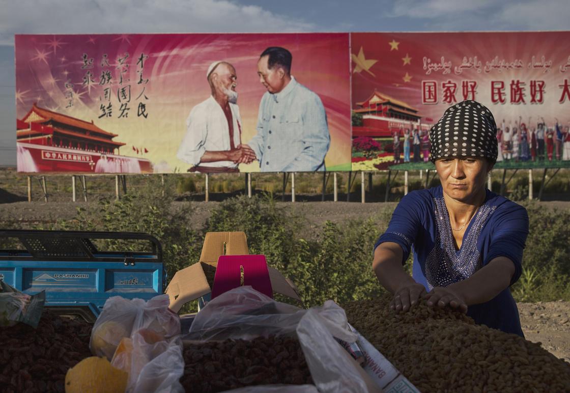 Уйгурская женщина на базаре