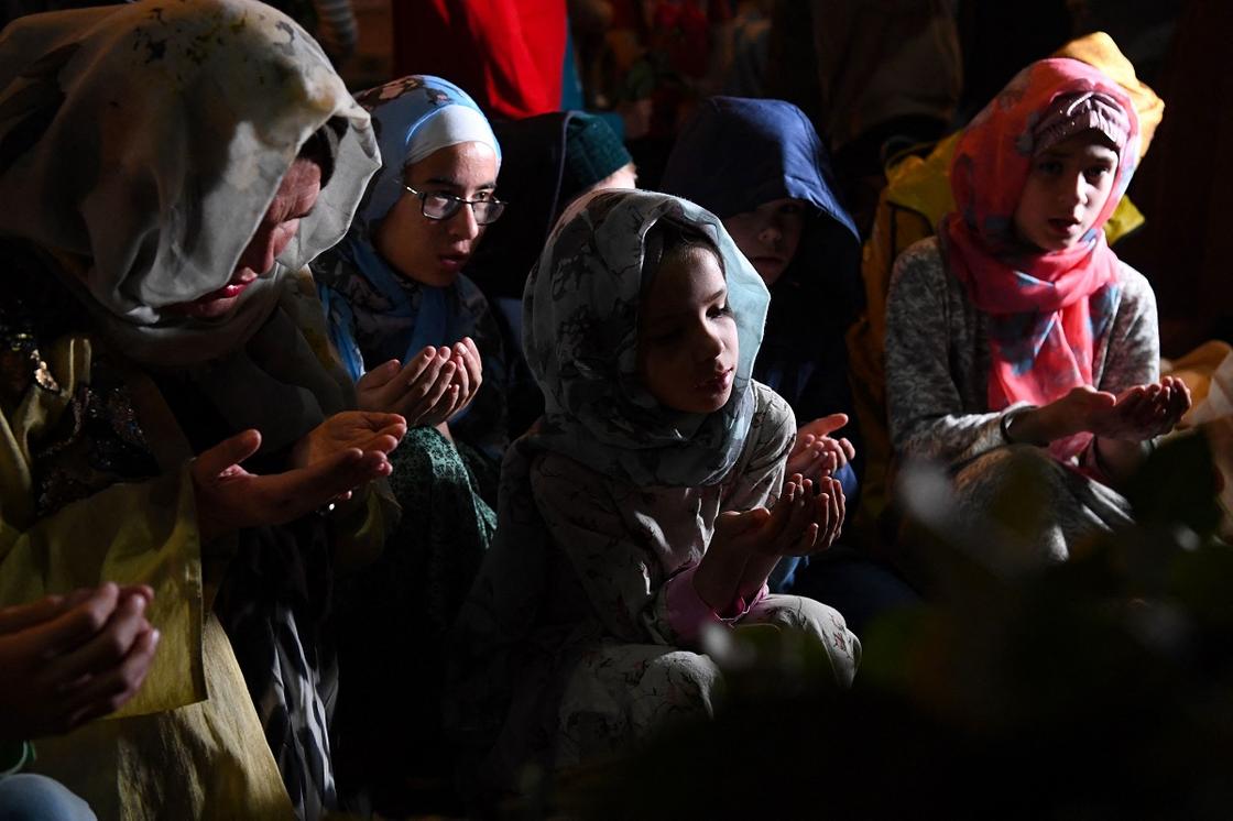 Жители Казани молятся около школы в Казани