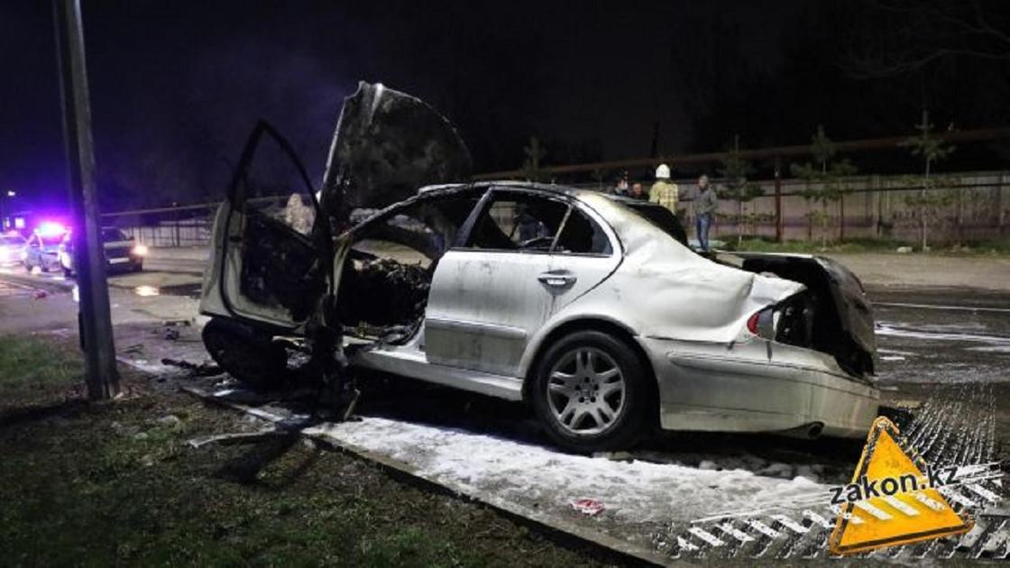 Водитель иномарки погиб в жуткой аварии в Алматы (фото, видео)