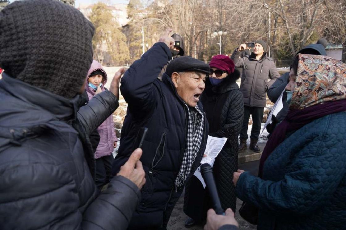 Митинг в алматы. Алматы митинг. Мирный митинг. Митинг в Алматы сегодня. Мирный митинг фото.
