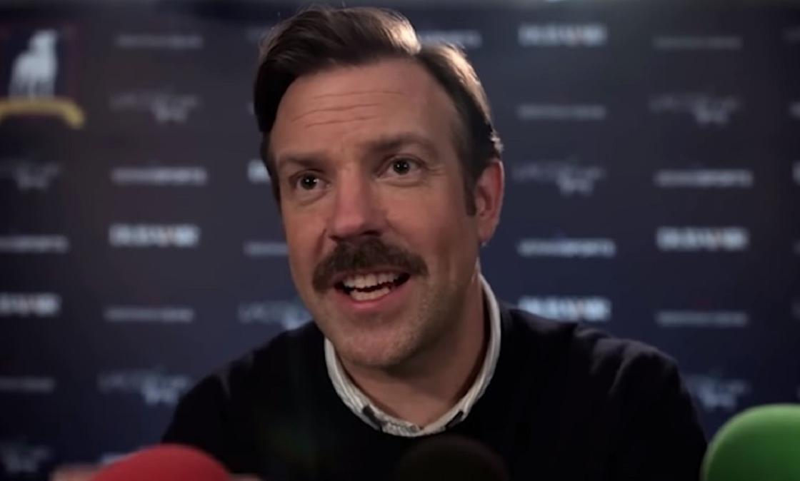 Джейсон Судейкис в сериале «Тед Лассо» Джейсон Судейкис в сериале «Тед Лассо»