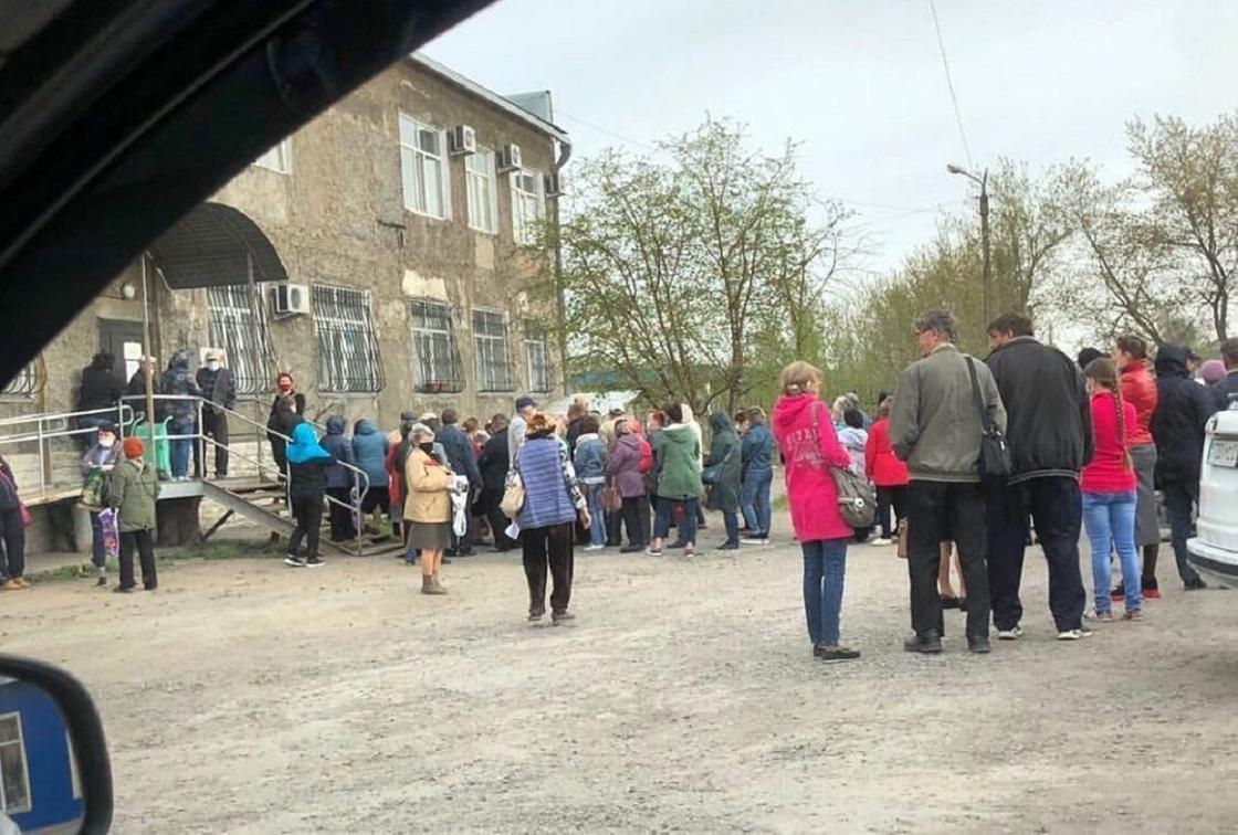 Дачники толпами осаждают кооперативы для получения пропусков в Темиртау
