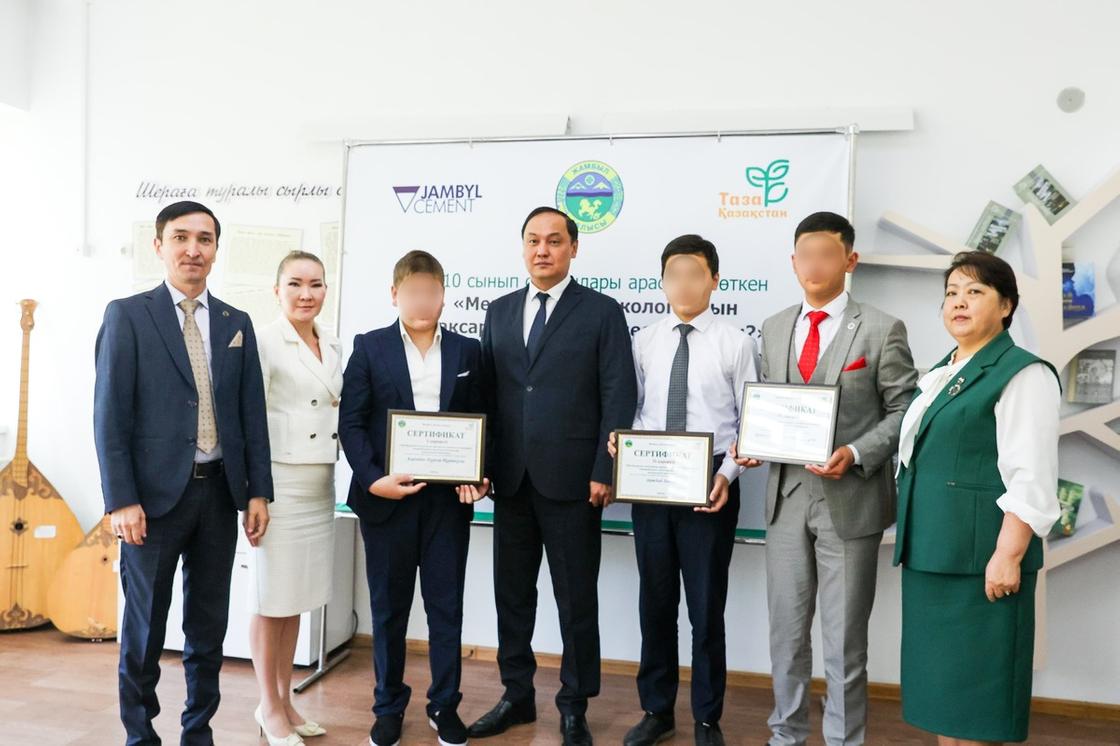 Ербол Қарашөкеев оқушылармен бірге Ербол Қарашөкеев оқушылармен бірге