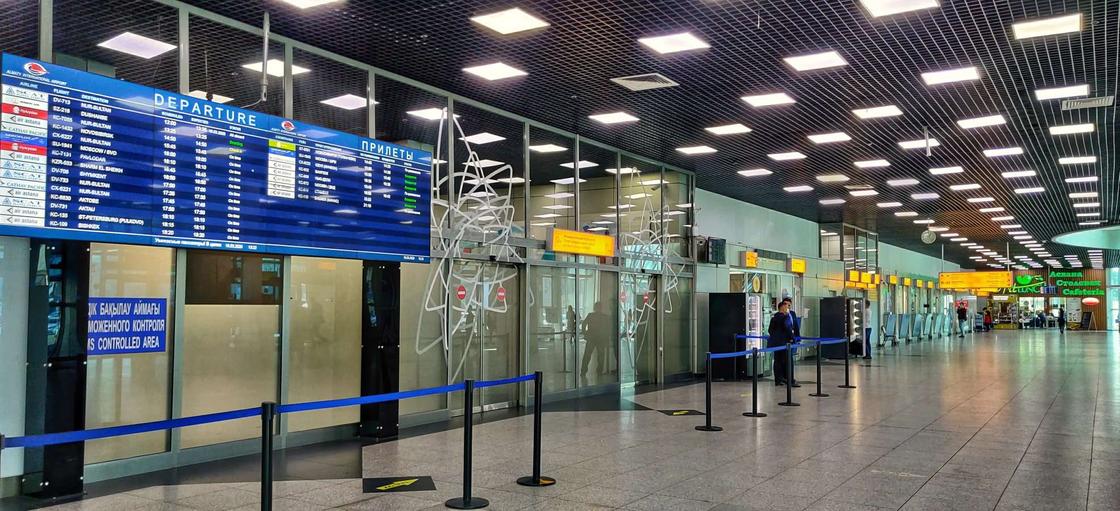 Пустой зал прилета: как живет аэропорт Алматы в условия режиме ЧП (фото)