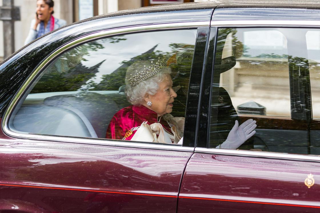 Королева Елизавета II в автомобиле