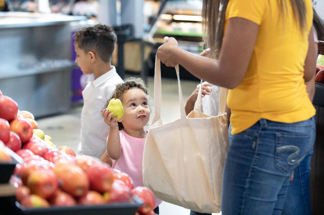 Девочка помогает маме с продуктами