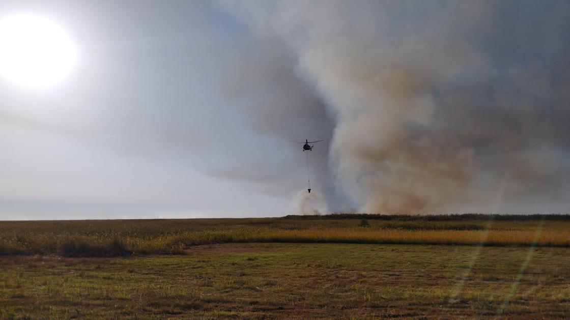 Вертолет тушит пожар близ Атырау