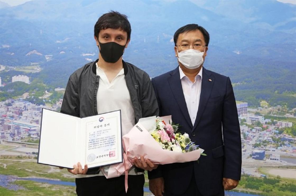 Спасшего 10 человек во время пожара казахстанца наградили в Южной Корее