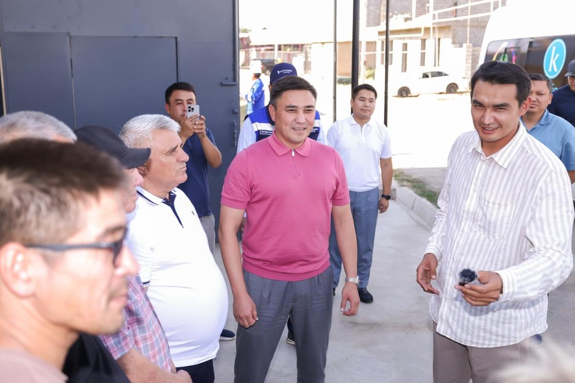 Аким города с жителями