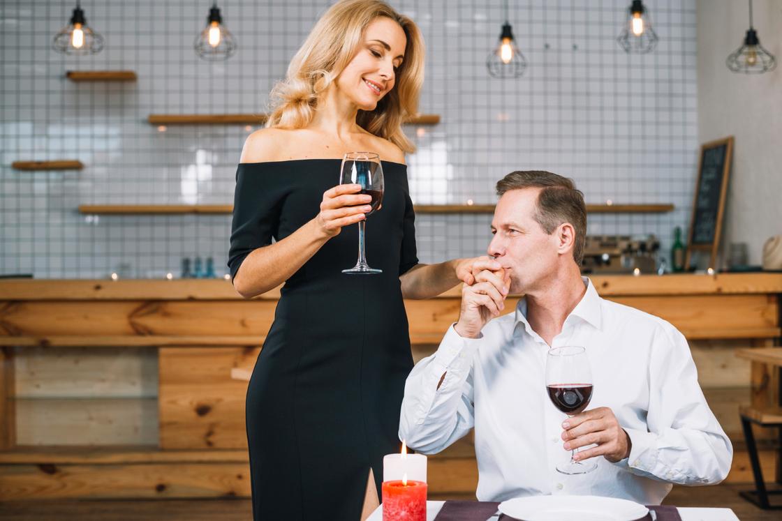 Мужчина и женщина пьют вино на романтическом свидании