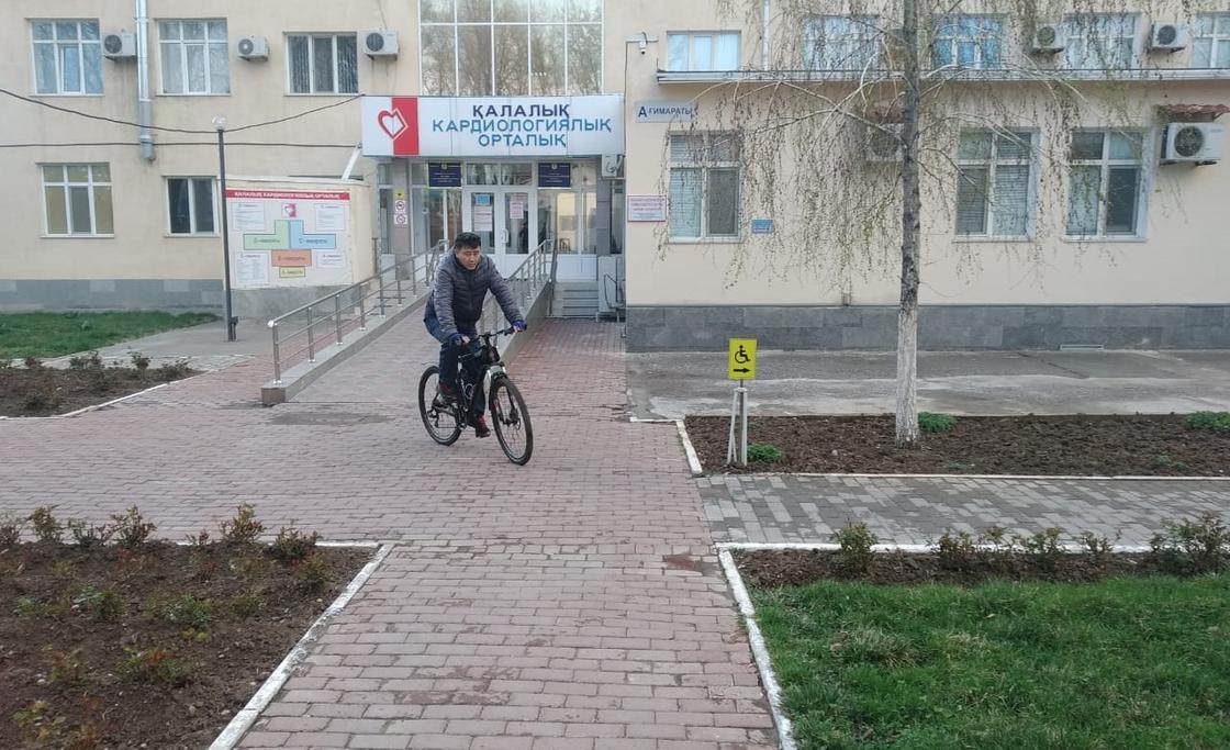 Врачи сменили авто на велосипеды в Шымкенте (фото)