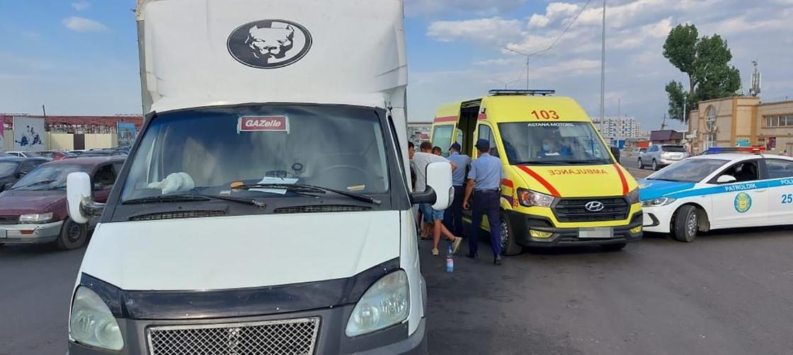 Машины полиции и скорой помощи на месте аварии в Алматы