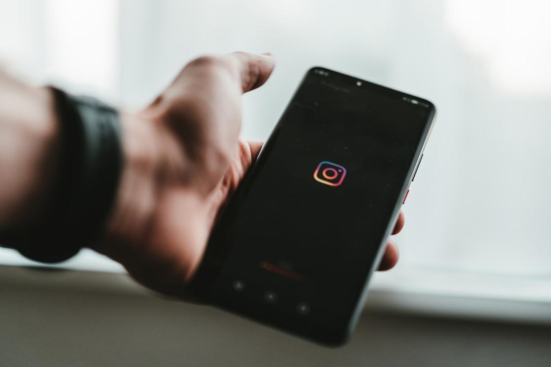 Смартфон с Instagram в руке