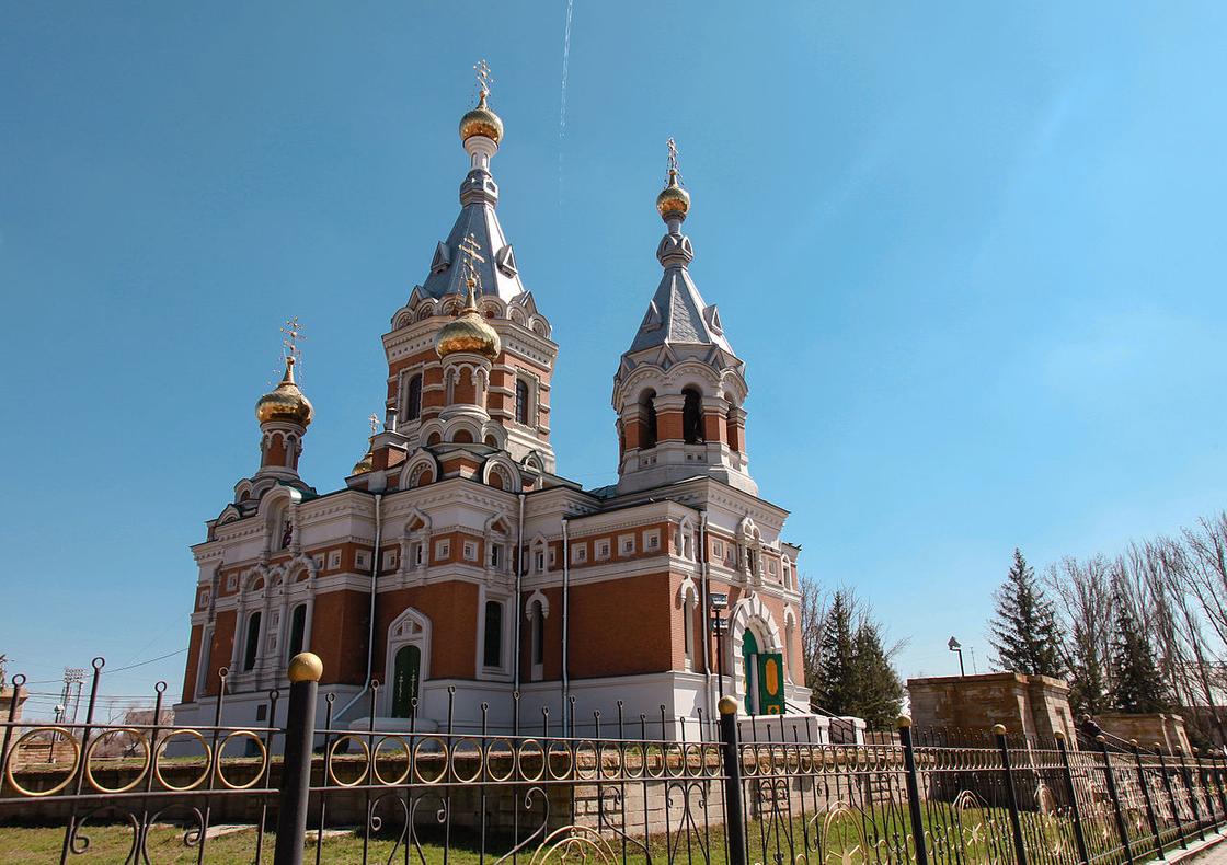 Храм с позолоченными куполами и колокольня
