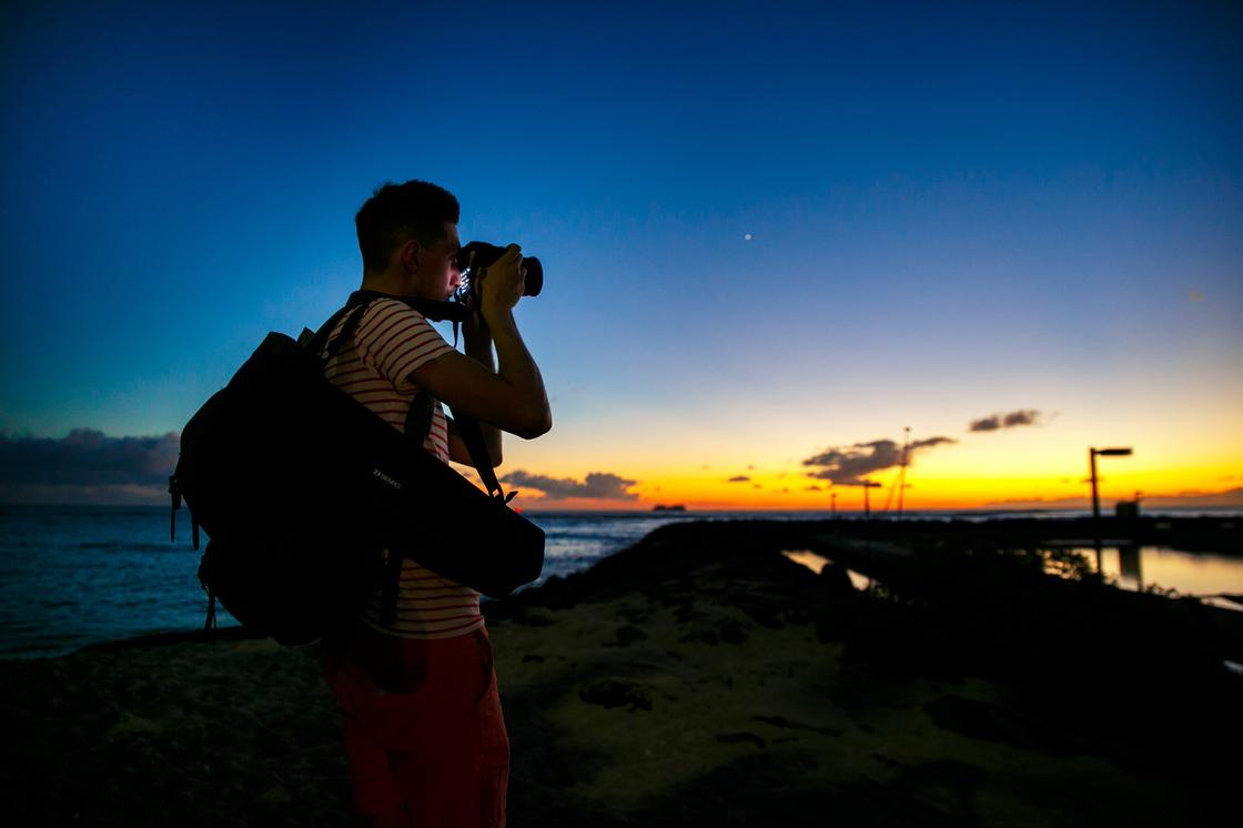 Мужчина фотографирует ночное небо