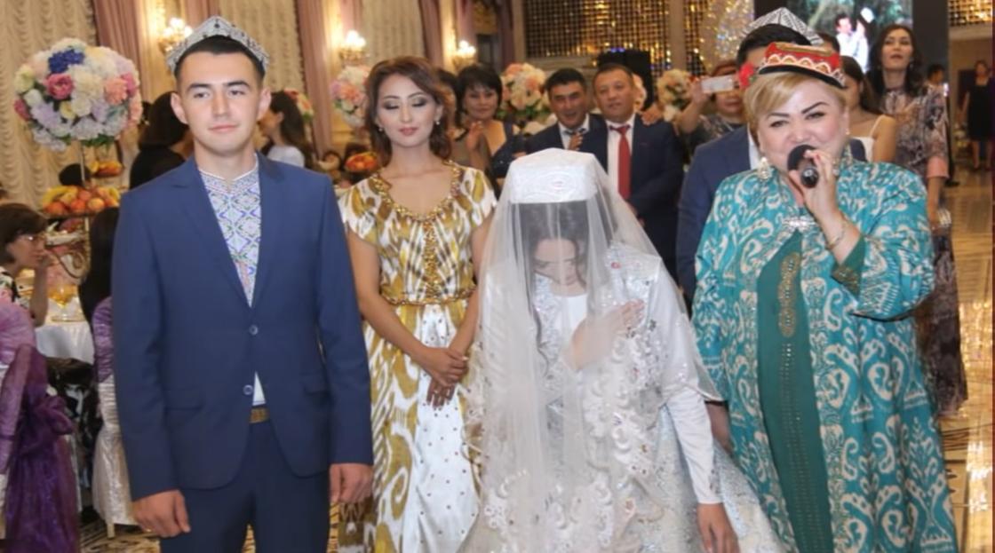 Молодожены на уйгурской свадьбе