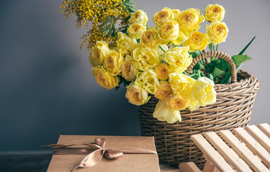 Подарок и корзина желтых роз