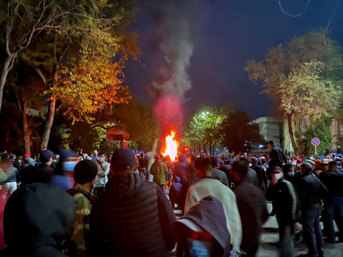 Толпа людей собралась на митинге в Бишкеке