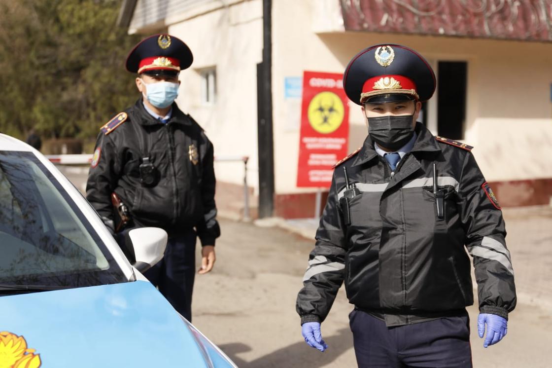 Как полицейские охраняют инфекционную больницу в Алматы (фото)