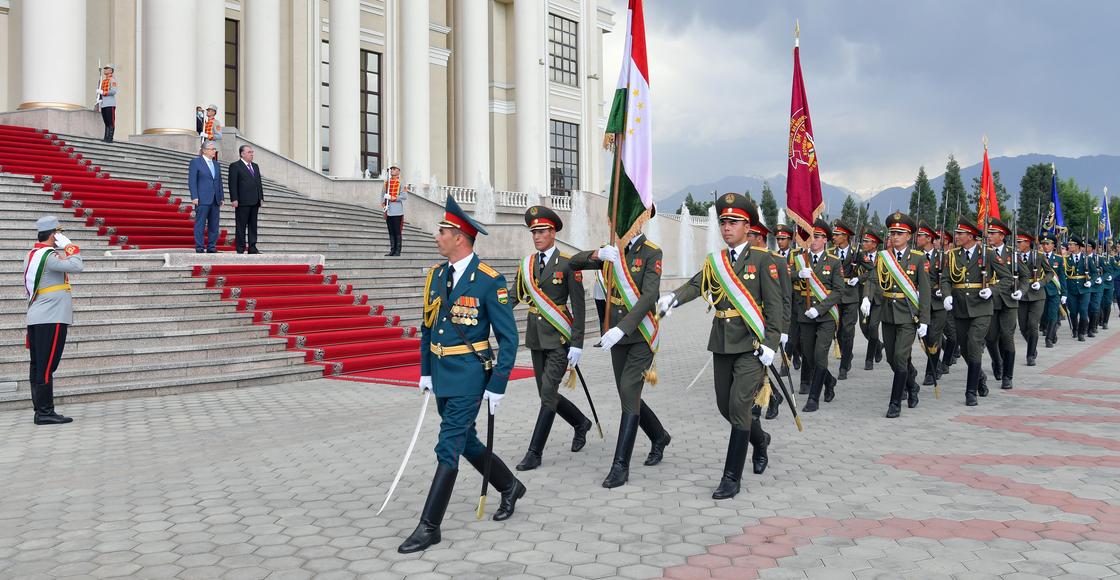Военные идут перед дворцом