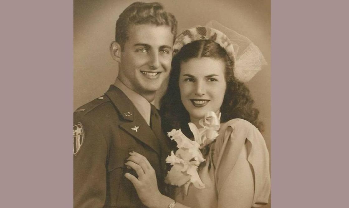 Парень и девушка улыбаются на старом фото