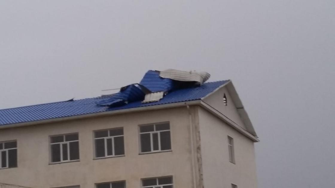 Сильный ветер сорвал крыши со школ в Атырауской области (фото, видео)