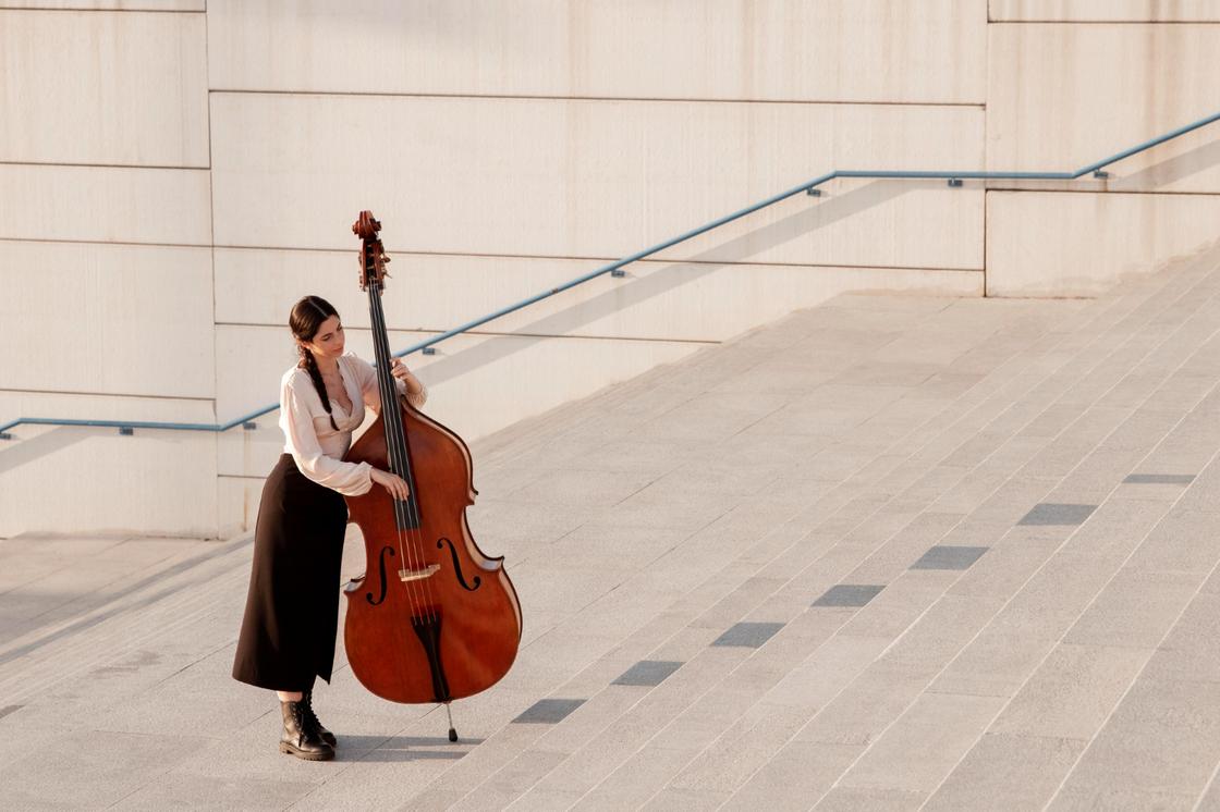 Девушка играет на виолончели