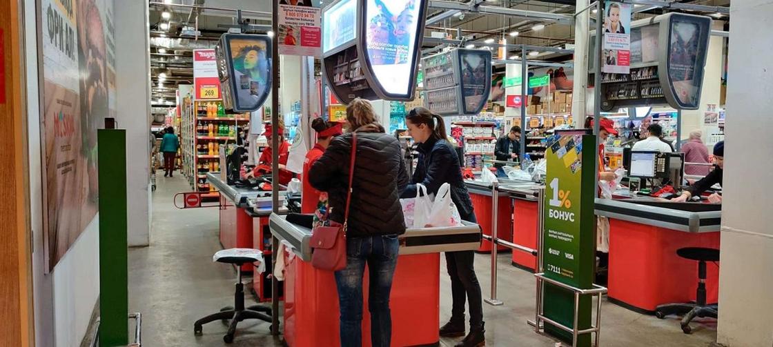 Супермаркеты и продуктовые в Казахстане будут работать до 18.00