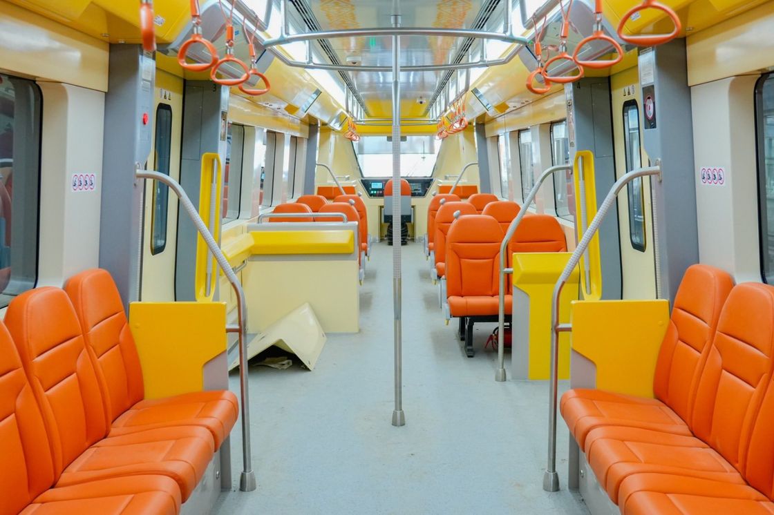 LRT вагонының іші