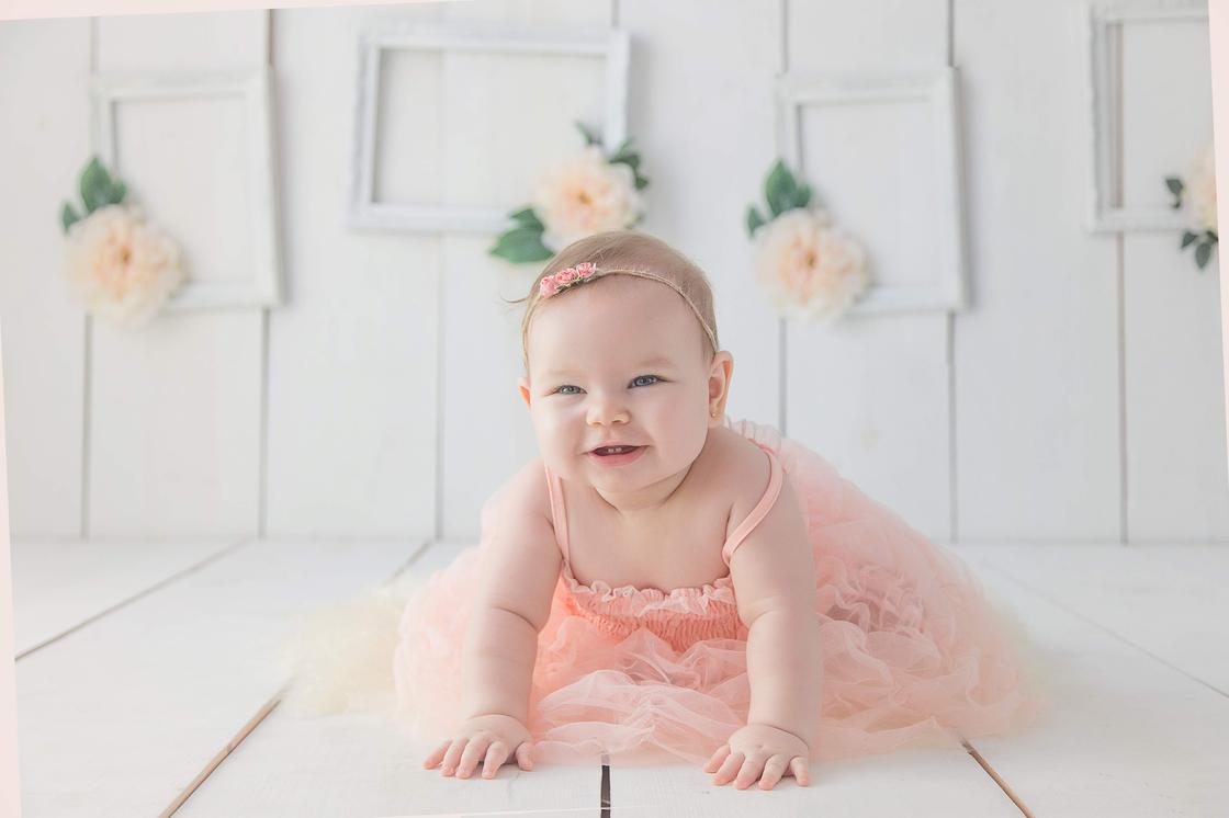 Младенец-девочка в розовом платье
