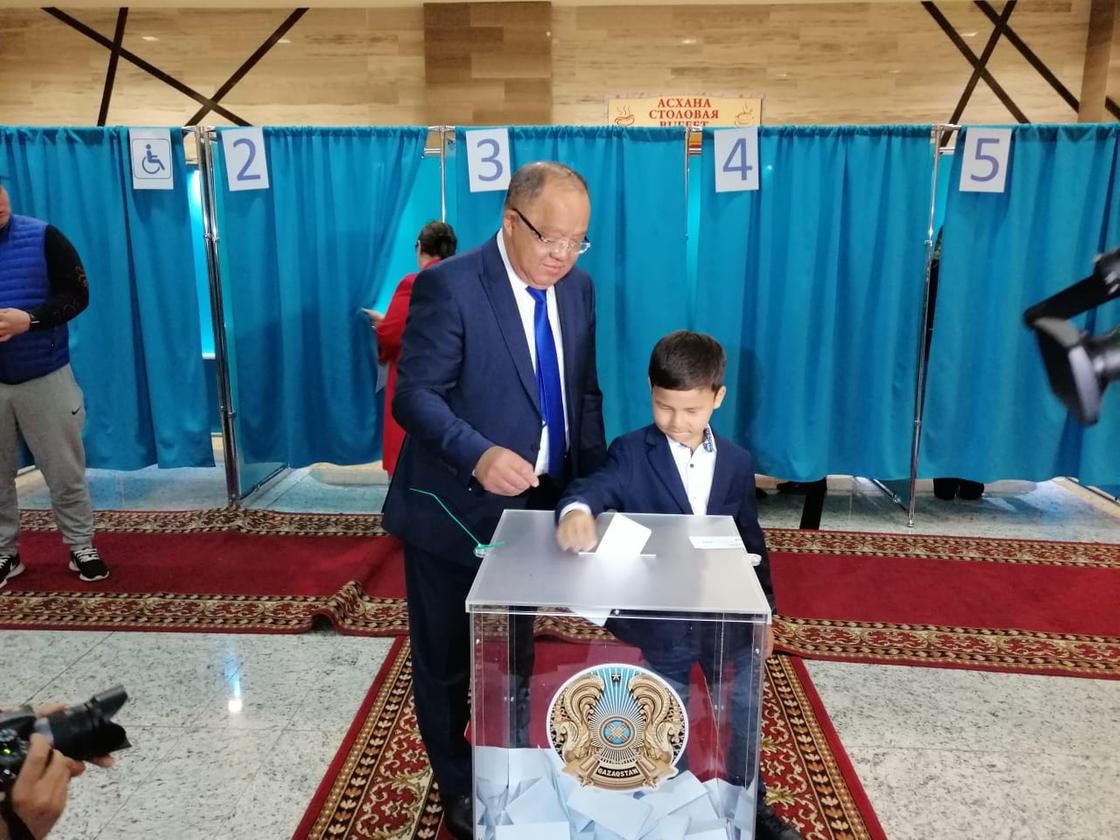 Кандидат Толеутай Рахимбеков отдал свой голос на выборах