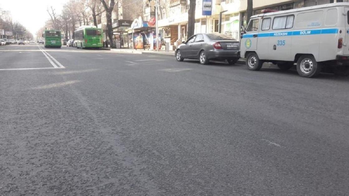 Автобус сбил женщину в центре Алматы (фото)