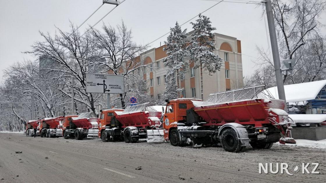 Слякоть в Алматы: после обильного снегопада в городе образовались лужи