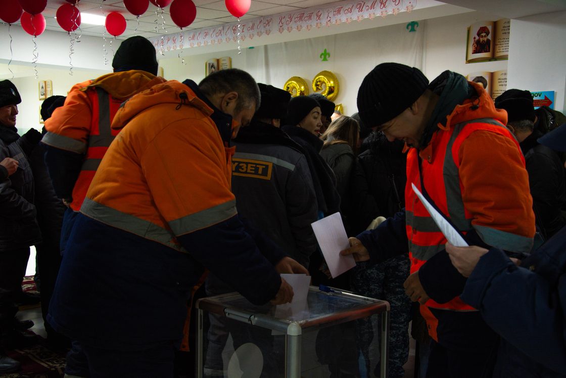 Сотрудники станции "Достык" АО "НК "Қазақстан темір жолы"