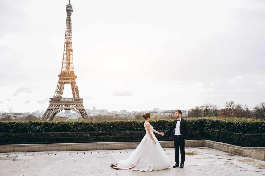 Невеста и жених на фоне Эйфелевой Башни