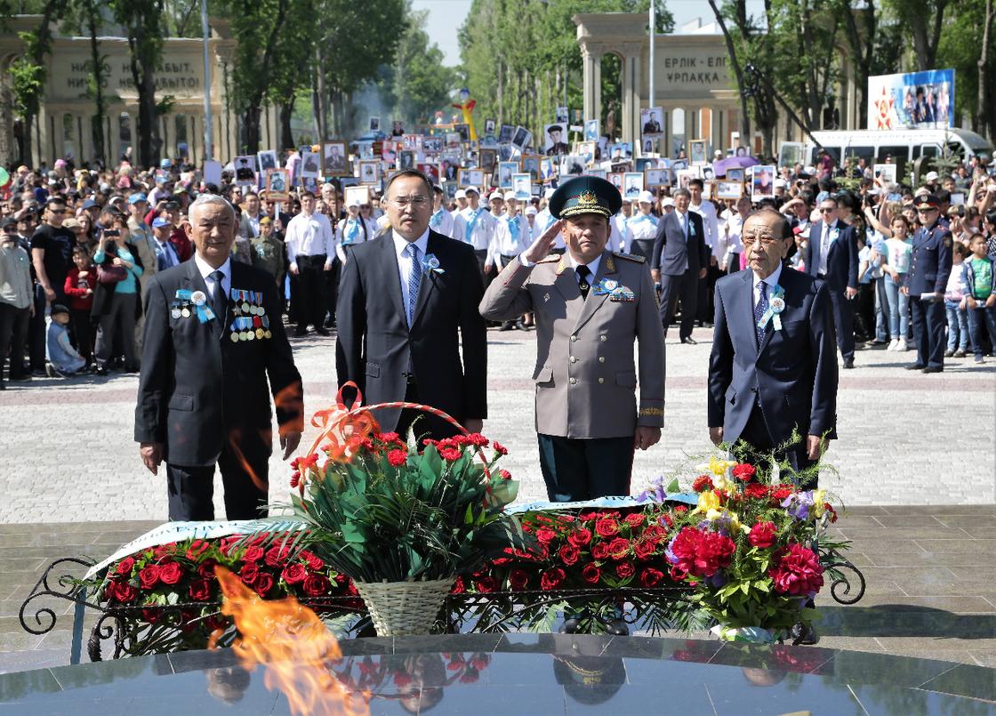 Асқар Мырзахметов тұрғындармен бірге "Бессмертный полк" шеруіне қатысты