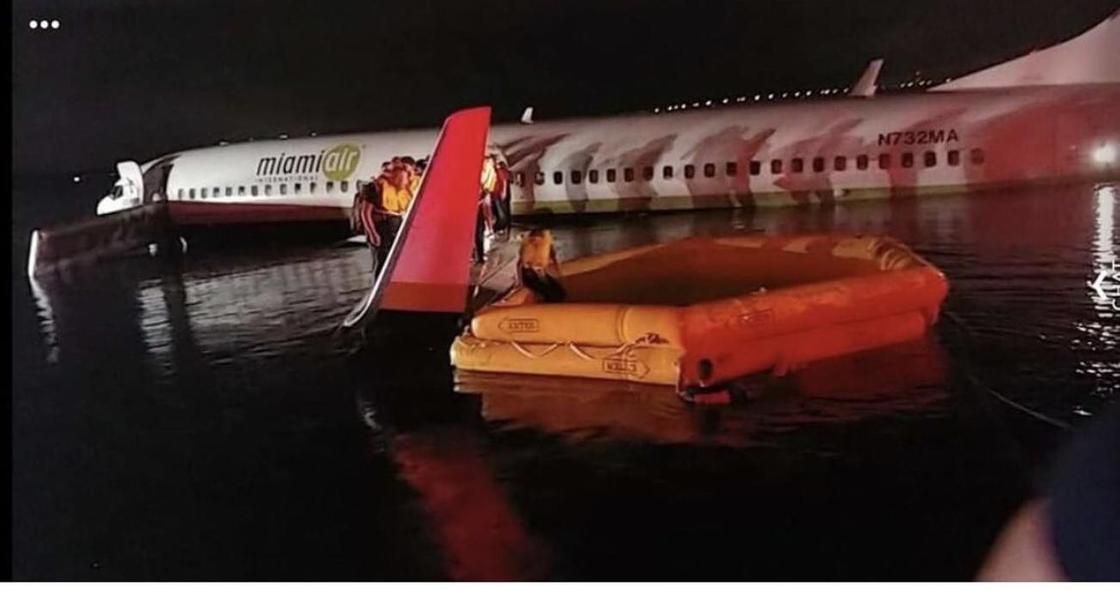 Самолет со 142 людьми на борту упал в реку во Флориде
