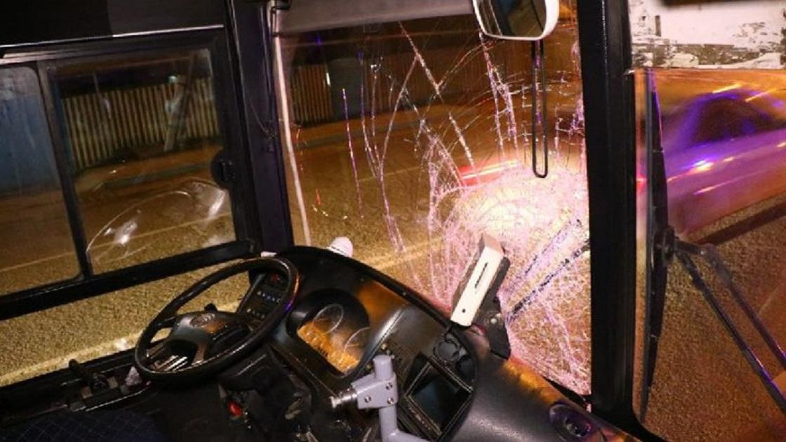 Разбитое стекло автобуса